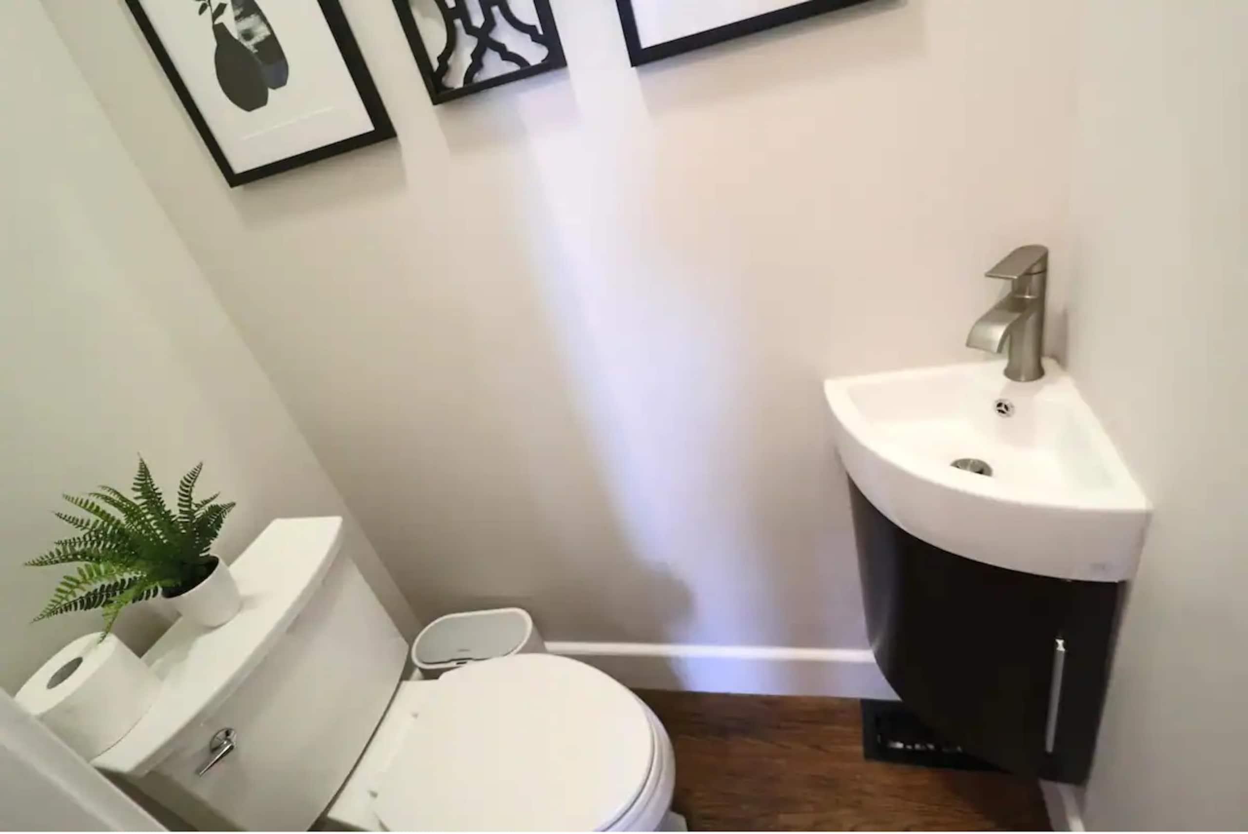 Spacious 4BR Home with Large Backyard in Oakland - Photo 14