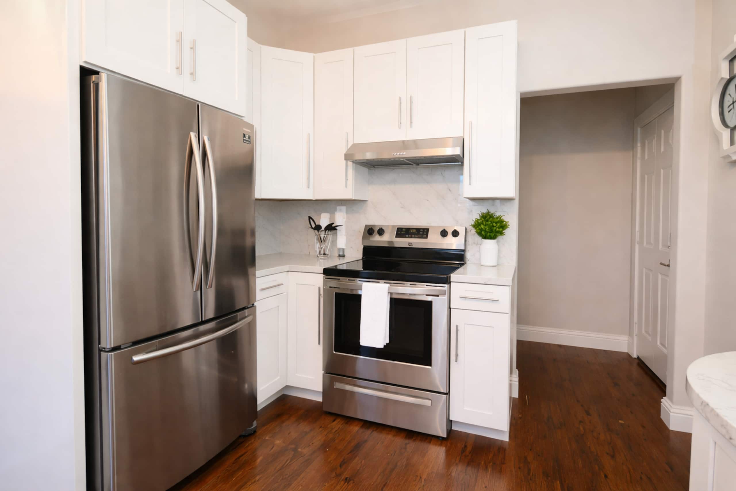 Spacious 4BR Home with Large Backyard in Oakland - Photo 6