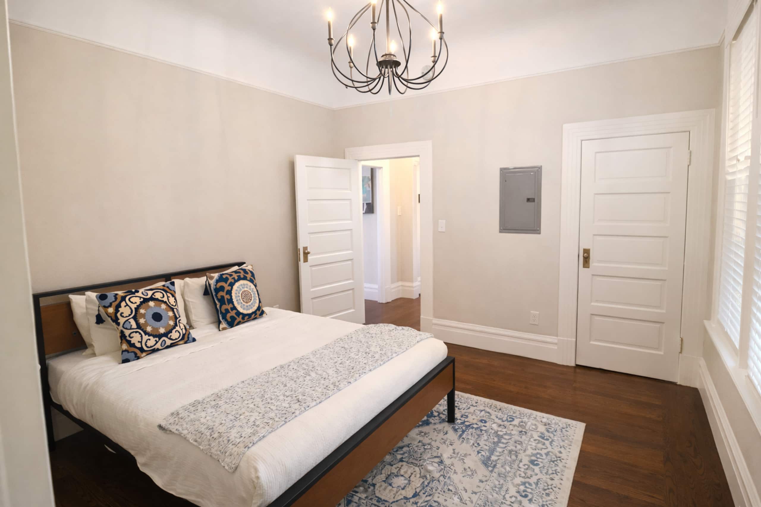 Spacious 4BR Home with Large Backyard in Oakland - Photo 9