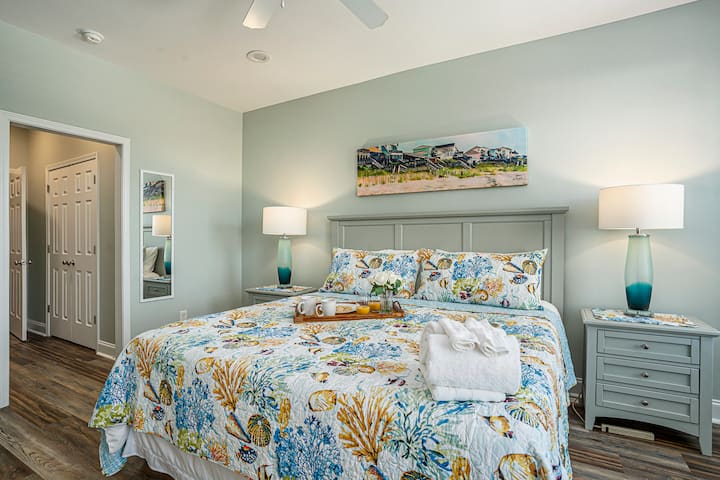 Les couleurs douces, le décor en bord de mer et un lit king size confortable à l'étage créent l'espace idéal pour se ressourcer.