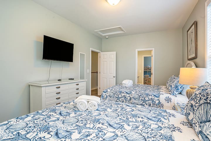 Profitez d'une retraite spacieuse et balnéaire avec des lits doubles, une télévision intelligente et beaucoup d'espace pour vous détendre.