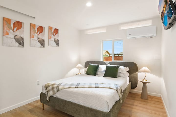 Moderna spavaća soba s bračnim krevetom nudi udobnost i miran odmor.