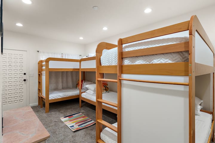 Prostrana soba s krevetima na kat savršena za djecu, rođake i grupe.