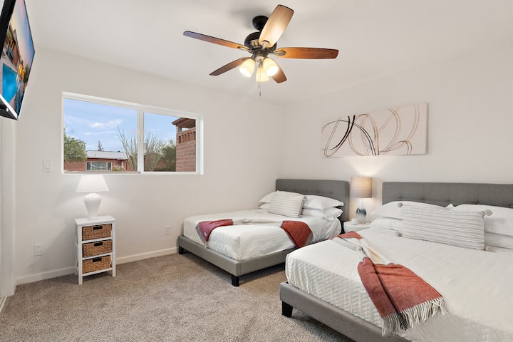 Prostrana spavaća soba s bračnim krevetom (160x200) s prirodnim svjetlom i udobnim prostorom za sjedenje.