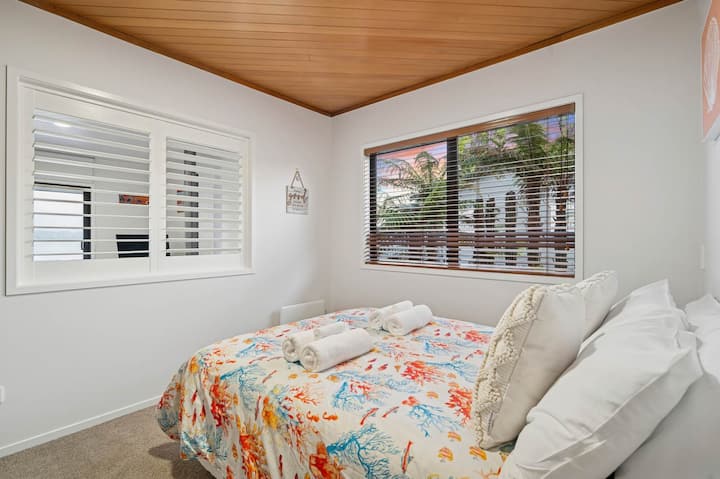 Chumba cha kulala cha Tatu ambacho kina vizingiti kwenye sebule ambavyo vinaweza kufunguliwa kwa ajili ya mwonekano au kufungwa kwa ajili ya faragha.