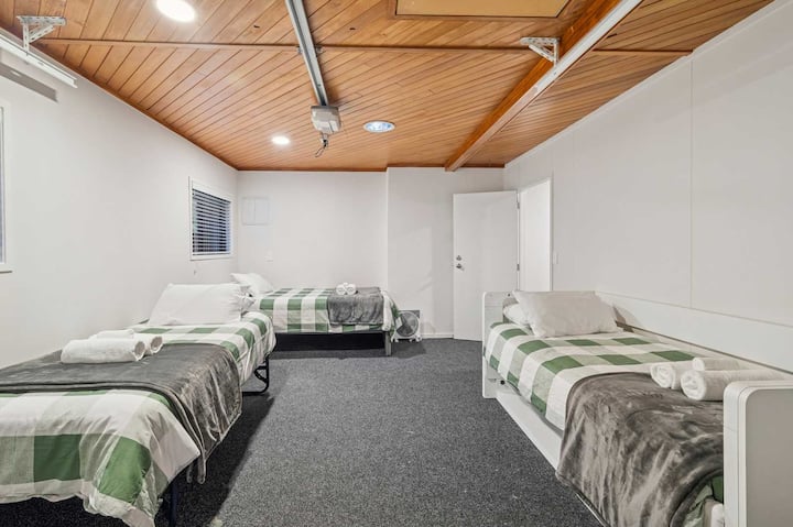 Gereji imefunikwa na kioo mara mbili na kubadilishwa kuwa chumba kizuri cha kulala cha watoto chenye vitanda vitatu vya mtu mmoja.