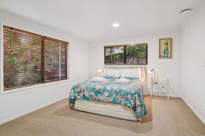 Chumba cha Kulala cha Pili - chumba kikubwa chenye Kitanda cha Malkia