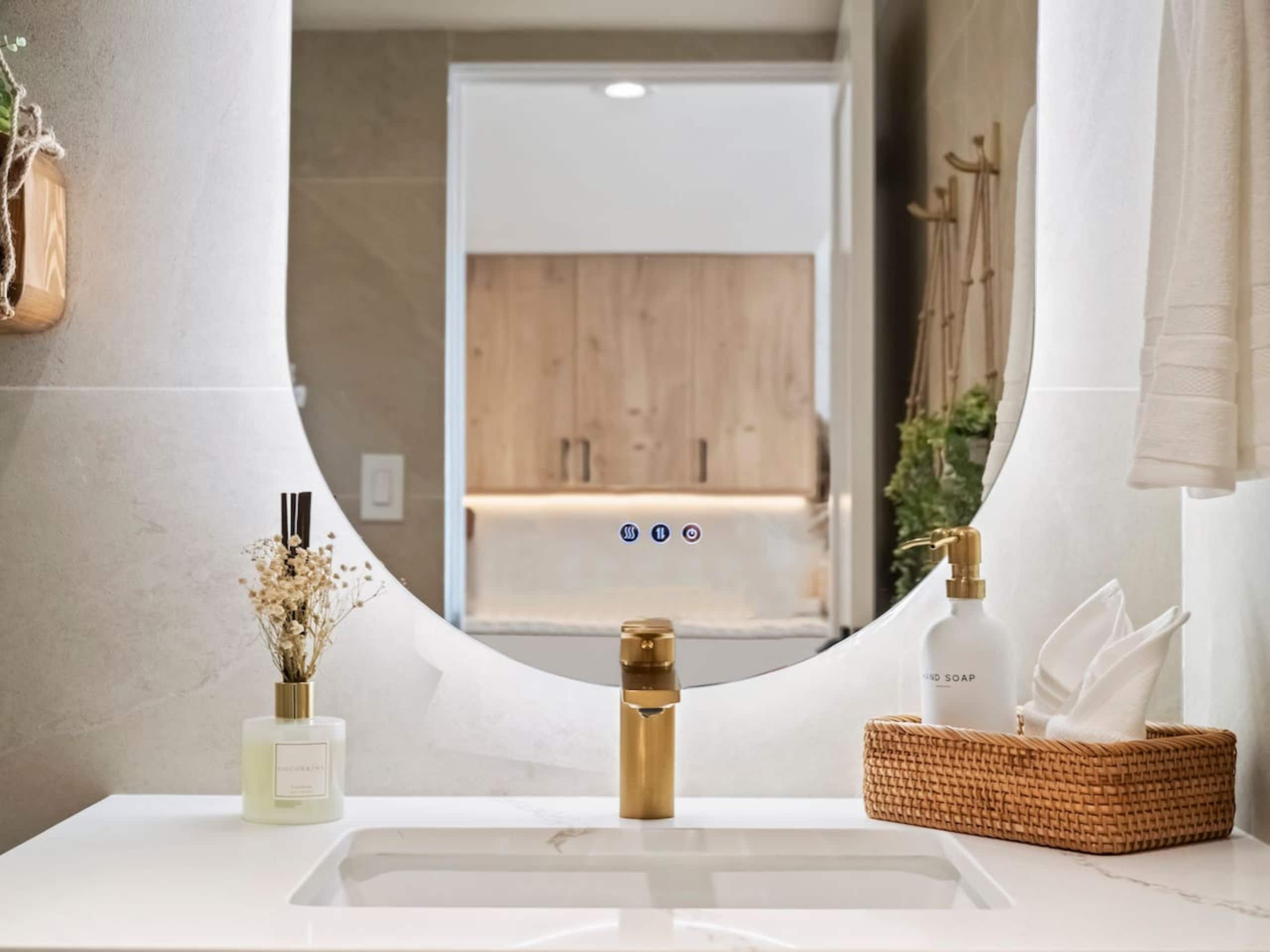 Waikiki Ocean Wave Escape: Coastal Luxe - Image 19