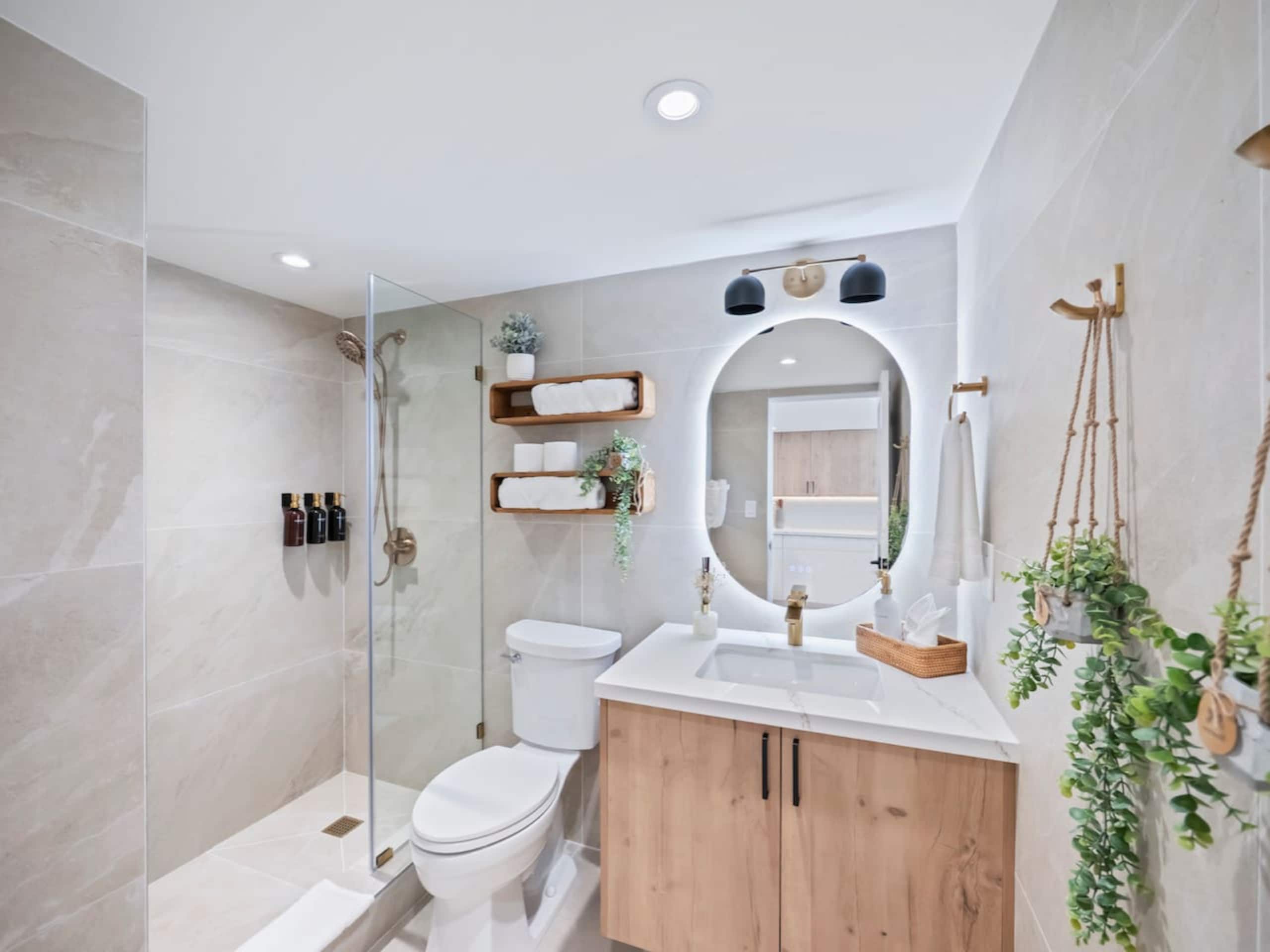 Waikiki Ocean Wave Escape: Coastal Luxe - Image 20