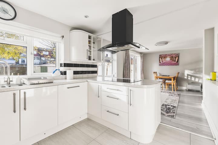 Spacious 4bdr House With Parking By Heathrow - Hayes