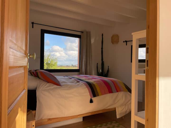 Spavaća soba 1 s pogledom na polja