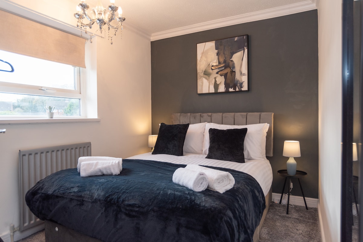 温馨舒适的卧室，配备舒适的双人床、酒店品质的床上用品和干净毛巾。 享受花园景观和便利的衣柜空间，让您轻松享受家外之家的住宿体验。