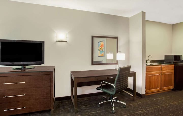 Wingate Columbia | Deluxe King | Near Mizzou - Columbia, MO