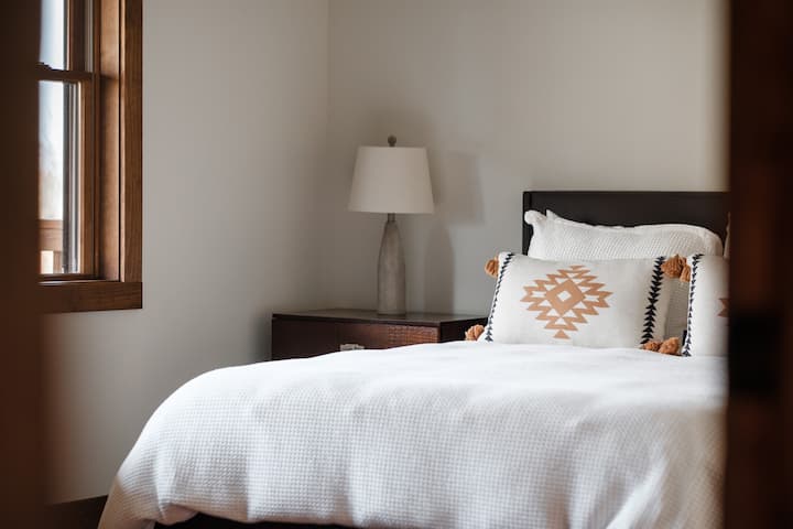Warme texturen en natuurlijk licht geven deze slaapkamer met queensize bed een rustige, gastvrije uitstraling. Perfect om te ontspannen na een hele dag in Banner Elk.