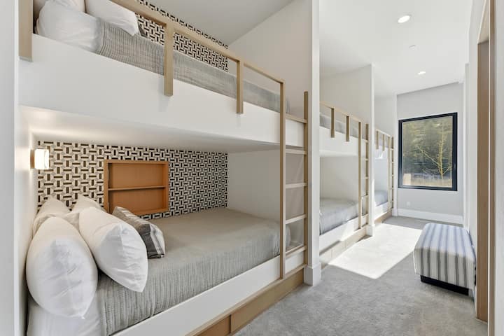 Dviaukštis apartamentas su įmontuotomis dviaukštėmis lovomis, drąsiais tapetais ir jaukiu skaitymo kampeliu – puikiai tinka vaikams arba grupėms.
