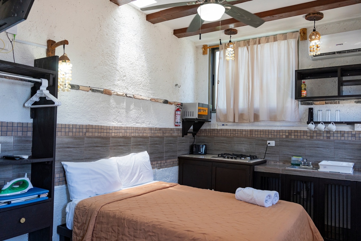 חדר שינה עם מיטה זוגית עם מיזוג אוויר, מאוורר תקרה, Wi-Fi וטלוויזיה חכמה