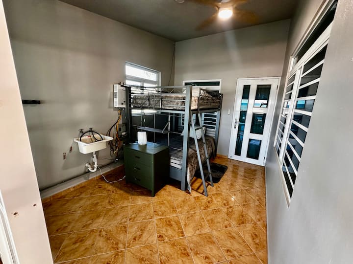 prostorija s krevetima na kat – puni krevet – otvoreni prostor s ventilatorima – bez klima-uređaja