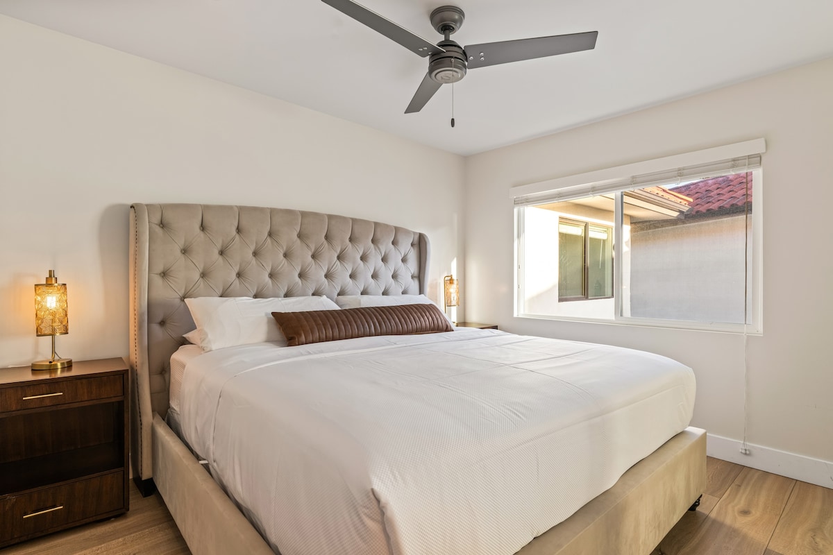 Kitengo cha 1: Chumba cha kulala cha 2 kina kitanda cha kingi na feni ya dari.