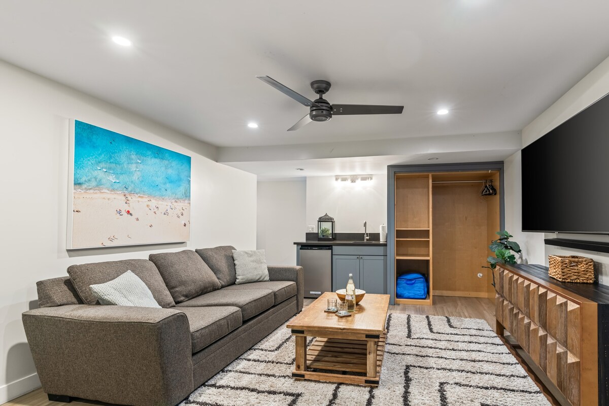 Chumba cha 2: Sebule ya pili iliyo na kitanda cha sofa aina ya queen, televisheni na friji ndogo.