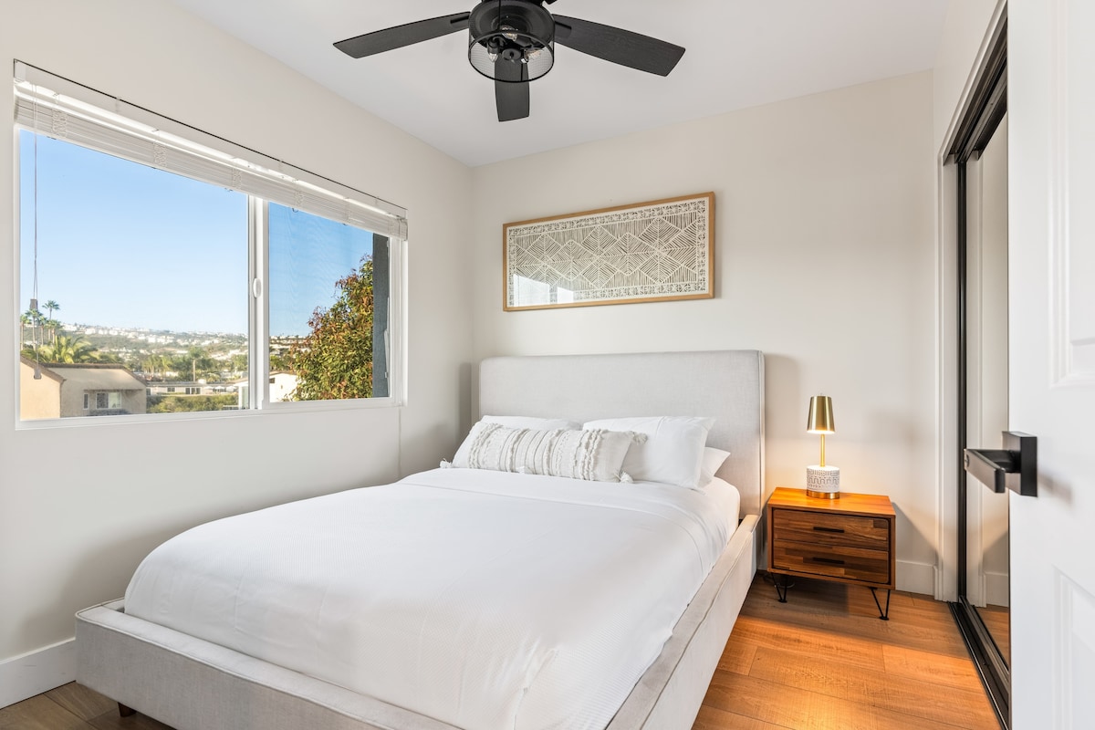 Kitengo cha 1: Chumba cha kulala cha 3 kina kitanda aina ya queen na feni ya dari.