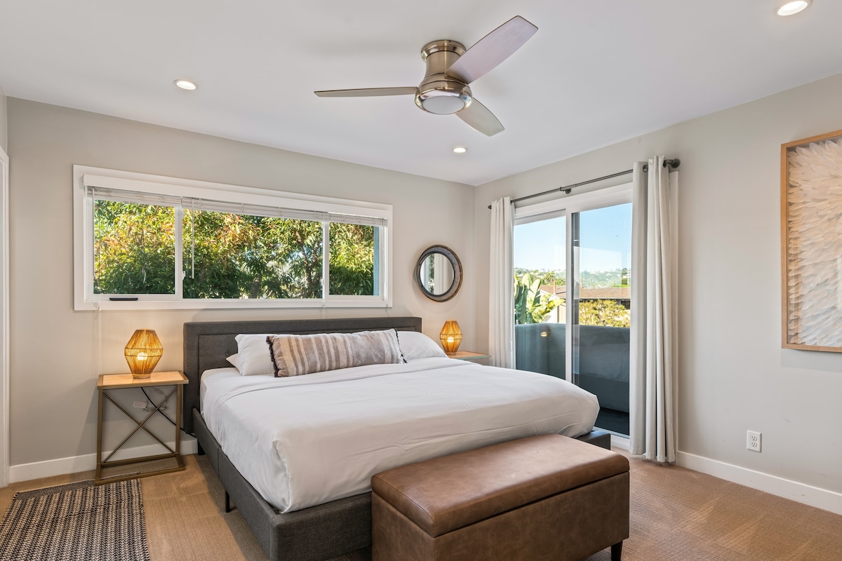 Kitengo cha 2: Chumba kikuu cha kulala kina kitanda aina ya king, runinga, feni ya dari, ufikiaji wa roshani na bafu la chumbani.