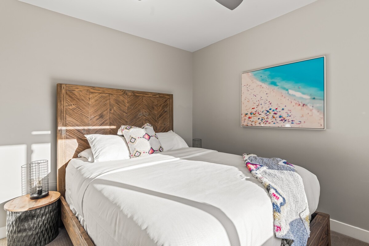 Nyumba ya 2: Chumba cha kulala cha 2 kina kitanda aina ya queen na feni ya dari.