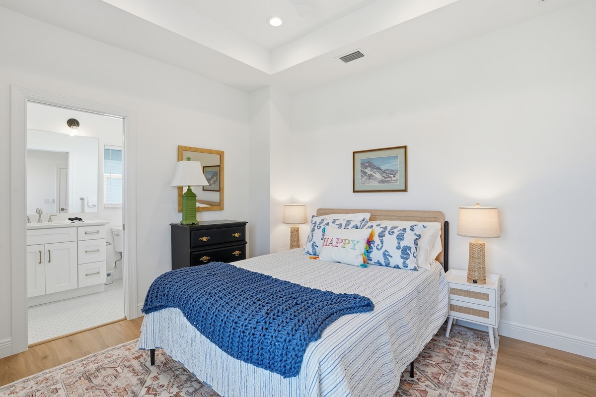 4. spavaća soba: spavaća soba s bračnim krevetom i privatnom kupaonicom 