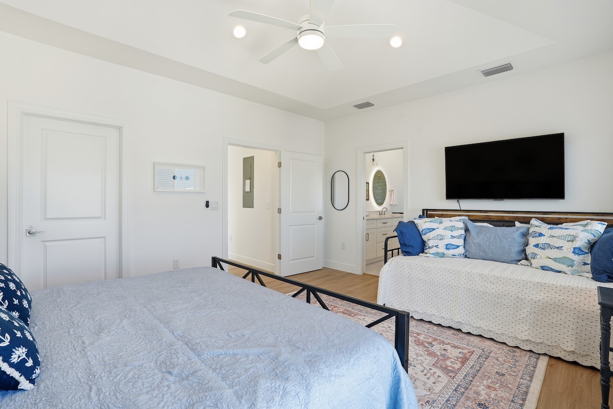 2. spavaća soba: veliki bračni krevet (širine 180 – 200 cm) i 2 zasebna kreveta te privatna kupaonica