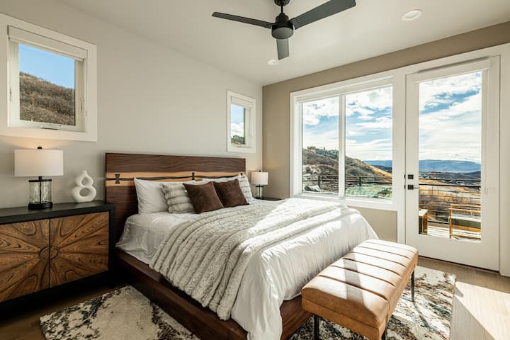 Hlavná spálňa s manželskou posteľou, balkónom, TV, šatníkom a vlastnou kúpeľňou