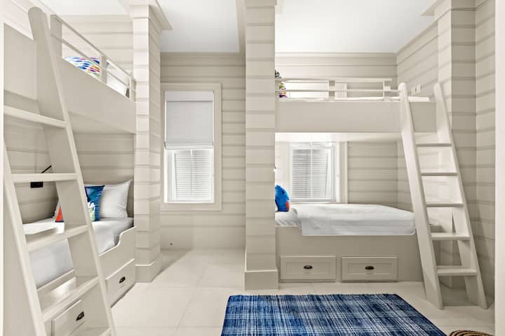 Habitación 1 con literas en el primer piso: capacidad para 4 personas en dos literas dobles.