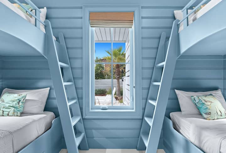 Habitación 2 en el primer piso con literas: capacidad para 4 personas en dos literas dobles.