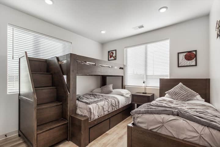 Våningssäng med dubbelsäng + enkelsäng