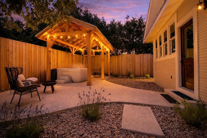 The Max - Spa Bungalow, Hot Tub, Walk To Main - Fredericksburg, TX
