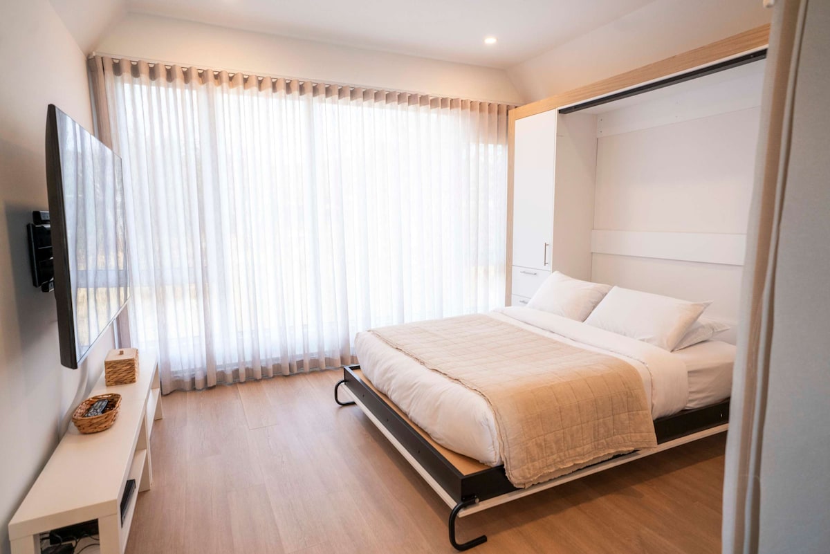 1号卧室： 1.8米宽双人床