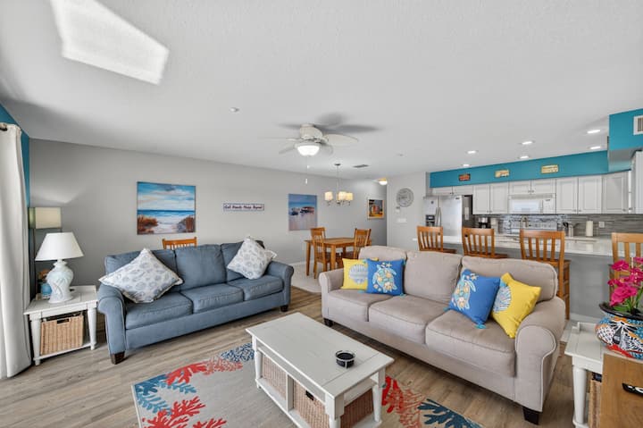 סלון מרגיע עם מושבים קטיפה, עיצוב חוף הים ואווירה נעימה של חוף הים.