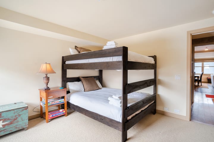 ห้องนอน 3 มีเตียงสองชั้นขนาดควีนไซส์