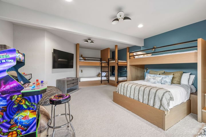 卧室4（下层）：3张双层床（2张双床， 1张双床），电视，套房卫生间，后院通道，拱廊式电子游戏