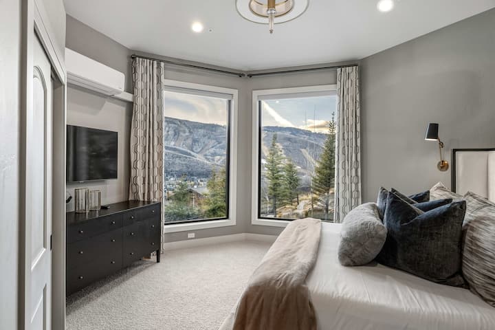 2号卧室（上层）：加大双人床、电视、套内卫生间、山景