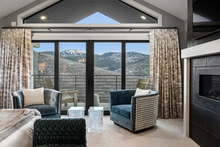 卧室1（上层）：加大双人床、燃气壁炉、电视、套房卫生间（蒸汽淋浴间、独立浴缸）、大露台、U形沙发、电视和山景