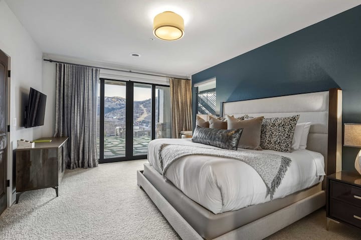 卧室6 （下层） ：加大双人床、电视、独立卫生间、后院通道