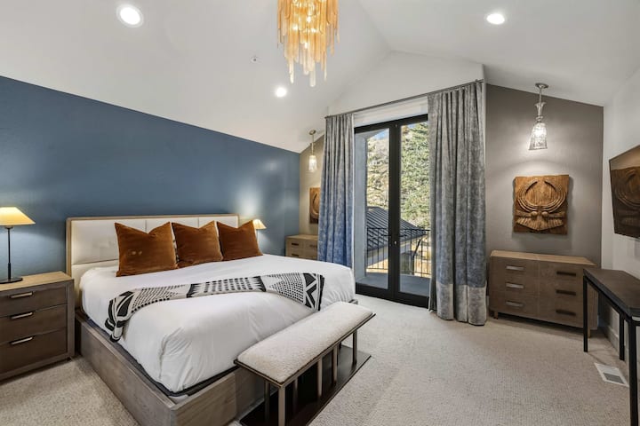 3号卧室（上层）：特大号床、燃气壁炉、电视、套房卫生间（蒸汽淋浴间、独立浴缸）、大露台