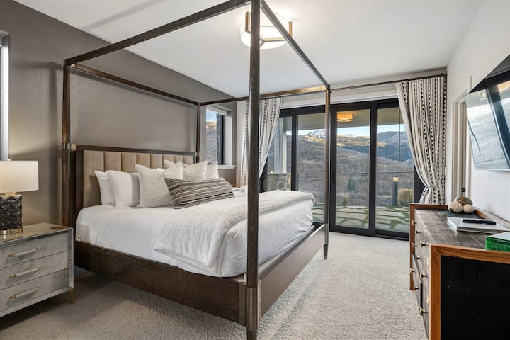 5号卧室（低楼层）：加大双人床、电视、Jack and Jill卫生间、后院通道