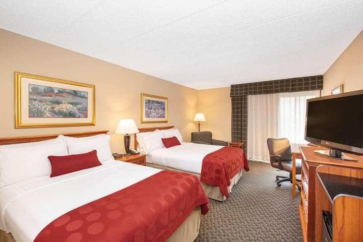 Poolside 2 Double| Ramada Grand Island| Fam Stay - Grand Island, NE