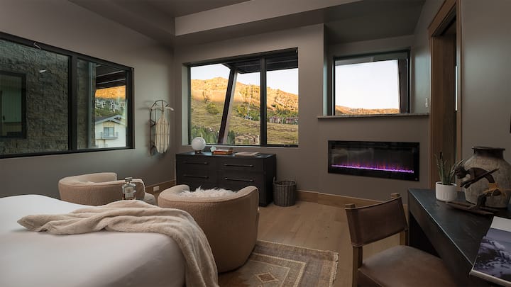 Chambre 1, rez-de-chaussée – Suite principale avec très grand lit, foyer et vue