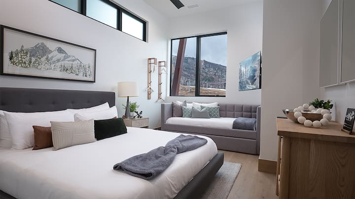Chambre 2, niveau inférieur : très grand lit, lit de jour simple et lit gigogne simple