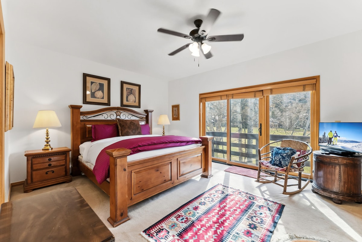 غرفة النوم رقم 1 (الطابق العلوي): سرير كبير، حمام داخلي، شرفة خاصة