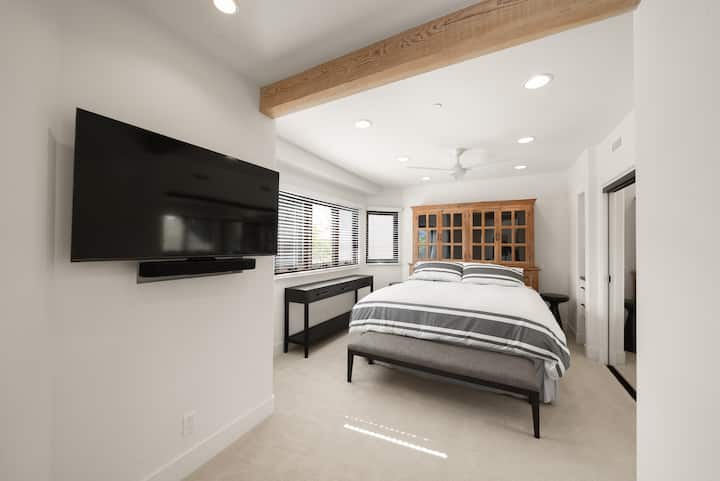 Dormitorul pentru oaspeți al casei principale