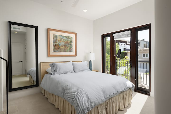 Dormitorul pentru oaspeți al casei principale