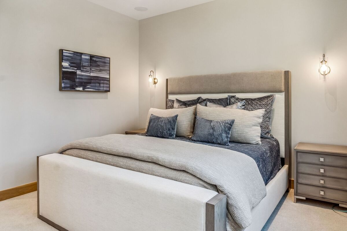 Apto para un rey: la ropa de cama lujosa y un colchón de alta gama aseguran un sueño profundo y reparador en esta elegante suite tamaño king.