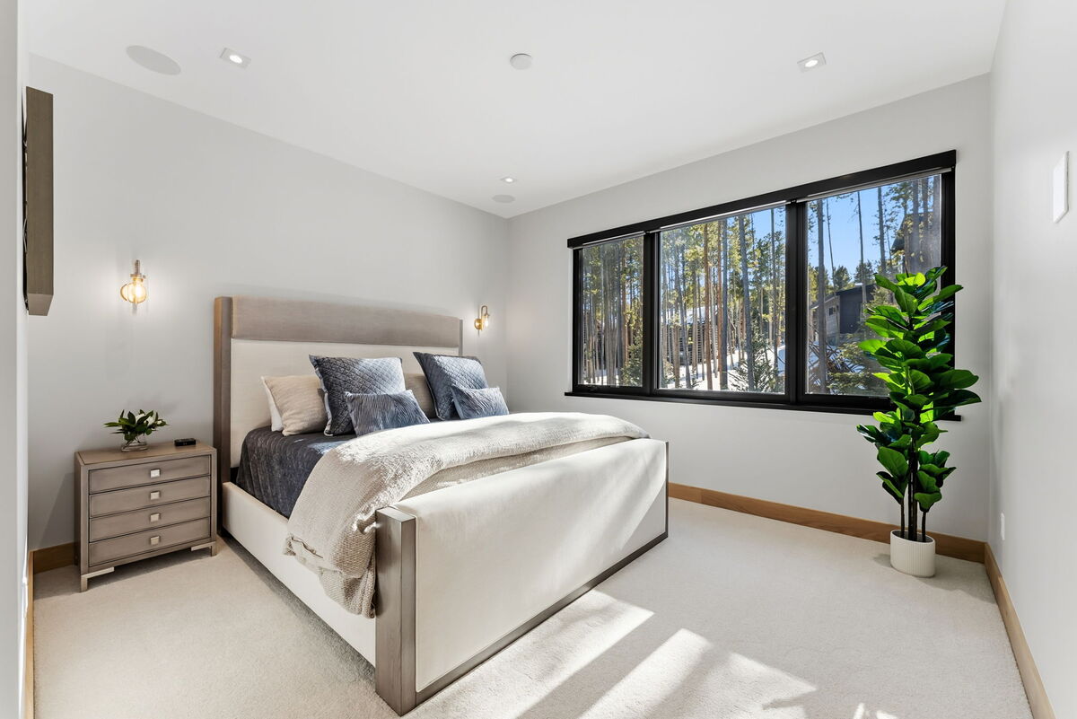 Habitación con cama tamaño king en el piso superior: suite contemporánea con cama tamaño king con ropa de cama lujosa, hermosas vistas a Breck y baño privado.